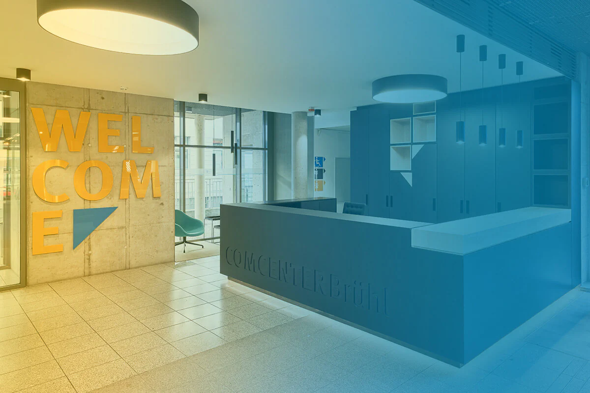 Der neu gestaltete Empfangscounter. Bild: Vitamin Office Architekten, Fotograf Tino Sieland Der neu gestaltete Empfangscounter.